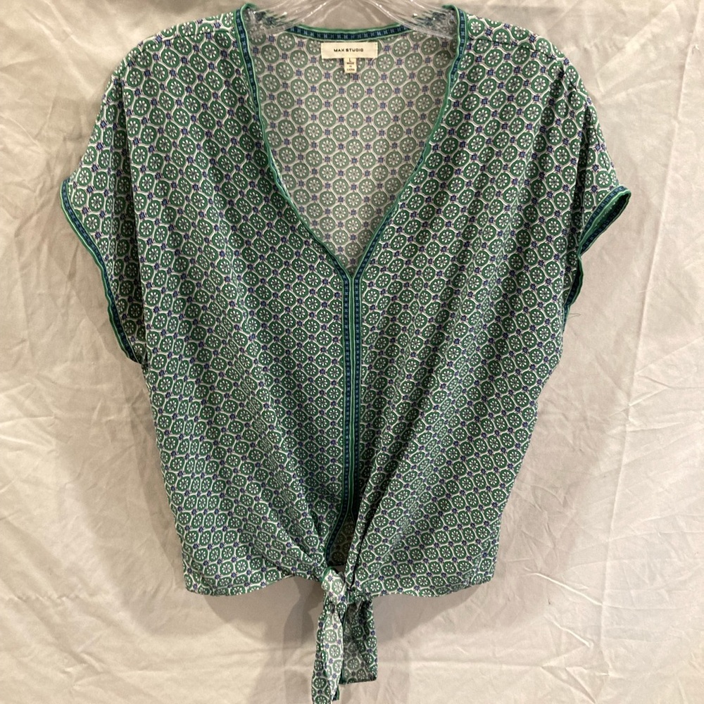 Green shirt with pattern and tie front